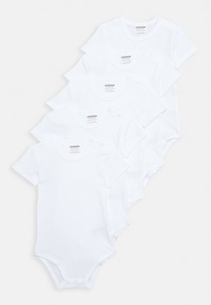 Cinco bodies brancos de mangas curtas feitos de algodão. Cada um apresenta fechos de pressão nos ombros e na parte inferior para facilitar o vestir.