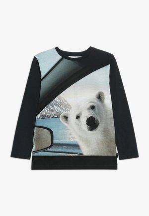 Schwarzes Langarmshirt mit einer Grafik eines Eisbären, der in ein Autofenster blickt, im Hintergrund verschneite Berge und Wasser.
