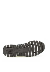 Suela de zapato de goma negra con una superficie texturizada. Presenta surcos gruesos para tracción y el logo "Gabor" exhibido de manera prominente.