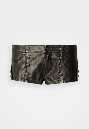 Zwarte leren lage taille shorts met decoratieve metalen knopen aan de voorkant en zijkanten, voorzien van voorzakken en stiksel details.