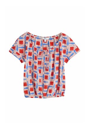 Bluzka z krótkim rękawem, z elastycznym dołem i dekoltem, wzór z czerwonymi prostokątami i niebieskimi abstrakcyjnymi kształtami na białym tle.