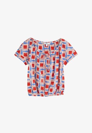 Blouse à manches courtes avec ourlet et encolure élastiques, à motif de rectangles rouges et de formes abstraites bleues sur fond blanc.