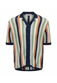 Camisa de botones de manga corta en tejido de punto que presenta rayas alternas de verde, durazno, marino y crema, con cuello y un corte holgado.