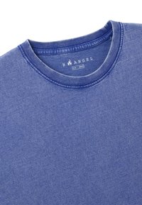 Blauwe katoenen t-shirt met een ronde hals, voorzien van textuurstof en gestikte details. Merkenlabel zichtbaar aan de binnenkant van de hals.