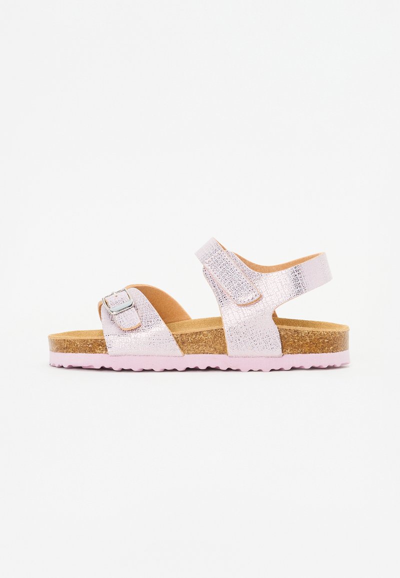 Rosa metalliska sandaler med två justerbara remmar, korkfotbädd och strukturerad gummisula. Lätta och öppna tåsdesign.