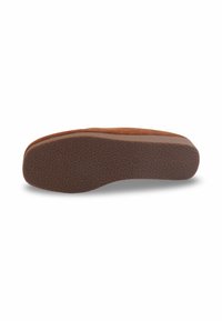 Semelle de chaussure plate en suède marron avec une semelle extérieure texturée. Légère élévation près du talon et bords latéraux lisses. Détail de couture noticeable.