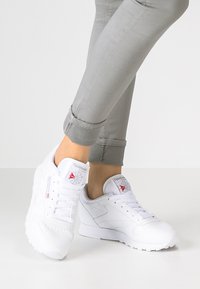 Reebok Classic - CLASSIC LEATHER CUSHIONING MIDSOLE SHOES - Sneaker low - white Thumbnail-Bild 1