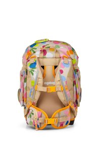 Rucksack mit beigem Grundton, der mit einem bunten Punkte-Muster in Pink, Grün und Blau gestaltet ist. Verfügt über verstellbare Träger und orangefarbene Akzente.