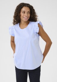 Blusa a maniche corte a righe in azzurro chiaro e bianco, con maniche arricciate e scollo tondo, dalla vestibilità rilassata.