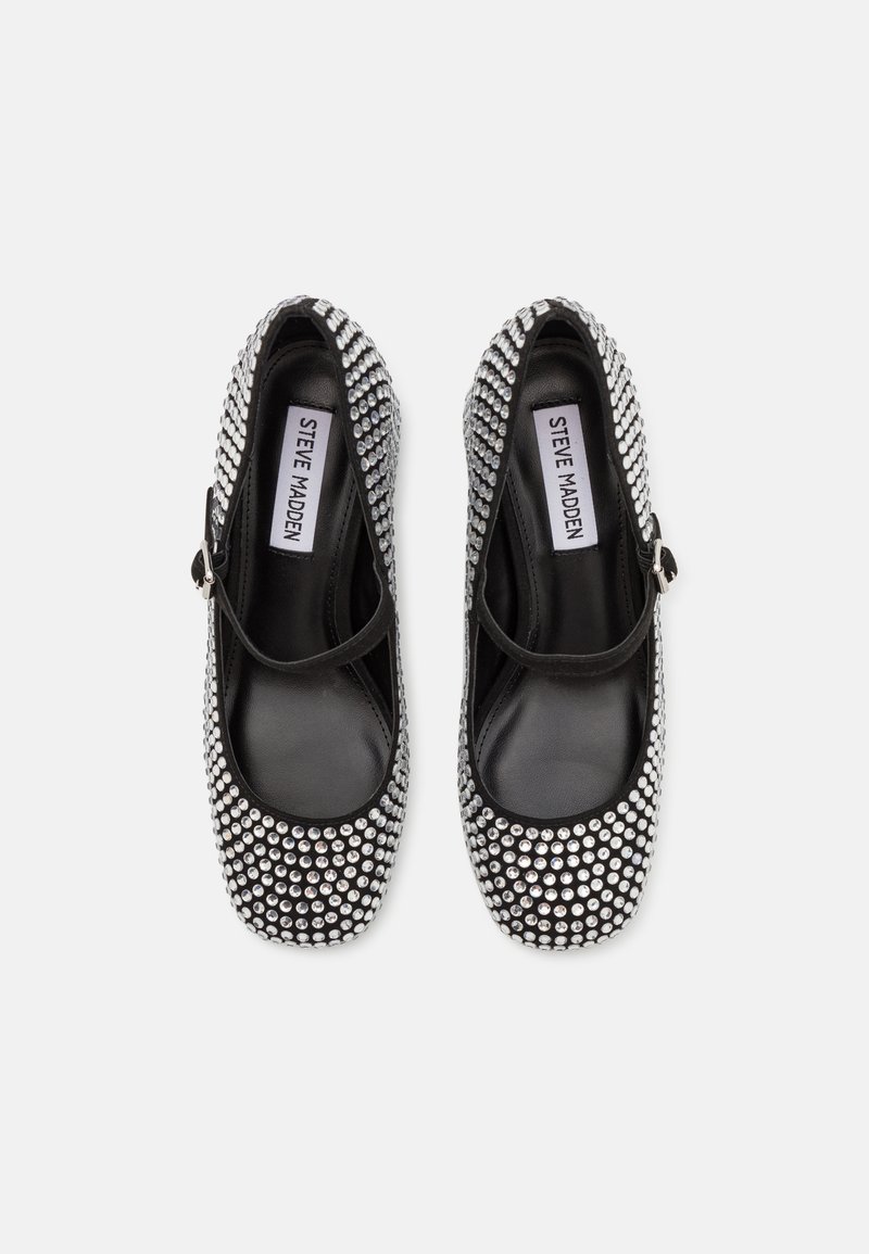 Scarpe nere con decorazioni in strass argentati, punta rotonda e una strap lungo il collo del piede. Fodera interna liscia e suola piatta.