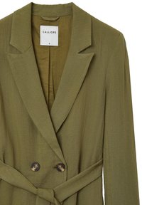 Blazer doppiopetto verde oliva con revers, due bottoni scuri e una cintura in tessuto abbinato annodata in vita.