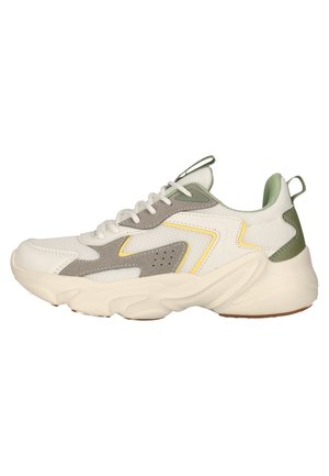 Baskets athlétiques blanches et grises avec semelle épaisse beige, détail vert au talon, accents jaunes, matériaux en mesh et cuir, et lacets.