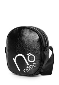 Schwarzlederne runde Tasche mit glänzender Oberfläche, weißem "nōbō"-Logo, Reißverschluss und schwarzem Riemen. Glatte Oberfläche mit minimalen Details.