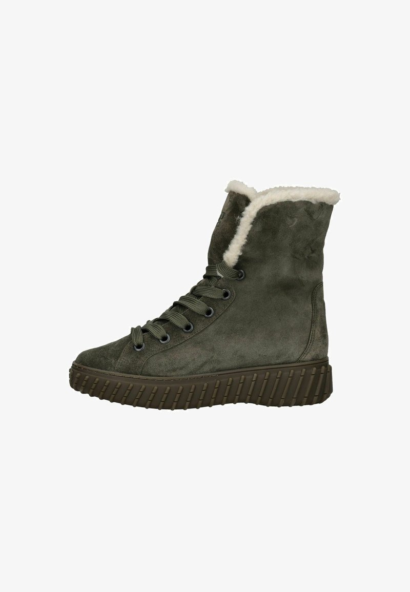 Botines de ante verde con borde de piel sintética, cierre de cordones en la parte delantera y suela sintética texturizada para mayor agarre. Diseño minimalista y construcción robusta.