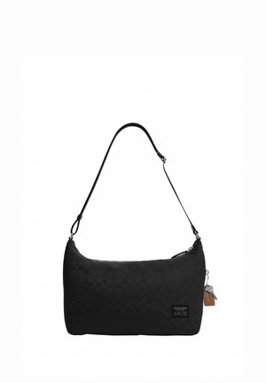 Czarna torba na ramię Coach z subtelnym wzorem sygnatury, regulowanym paskiem, zamkiem błyskawicznym i dołączonym skórzanym brelokiem z metalowymi kluczami.