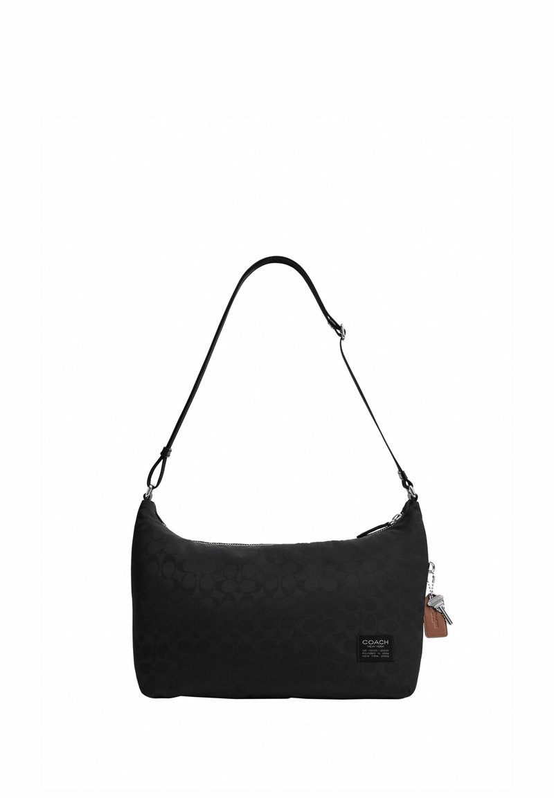 Bolso de hombro negro Coach con patrón sutil de firma, correa ajustable, cierre de cremallera y llavero de cuero adjunto con llaves metálicas.