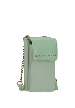 Bolso bandolera de Pepe Jeans en verde menta con cierre de solapa, correa de cadena dorada y logo en la solapa frontal.