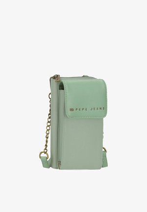 Bolso bandolera de Pepe Jeans en verde menta con cierre de solapa, correa de cadena dorada y logo en la solapa frontal.