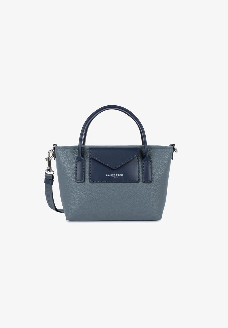 Borsa in pelle grigia con due manici e tracolla rimovibile. Presenta una tasca accentata in blu navy e un marchio impresso sulla parte frontale.