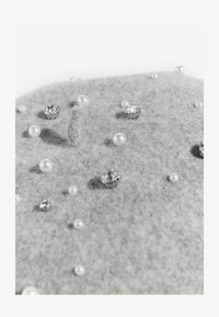 Atlasīts, grey embelished