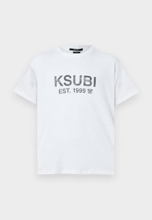 Valge puuvillane t-särk, millel on ümmargune kaelus, lühikesed varrukad ja ees halli värvi trükitud logo "KSUBI EST. 1999".