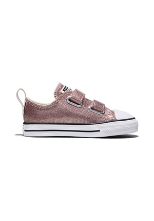 Niedriger metallisch rosafarbener Sneaker mit weißer Gummikappe, doppeltem Klettverschluss, weißer Sohle mit schwarzen Streifen und Zuglasche an der Ferse.