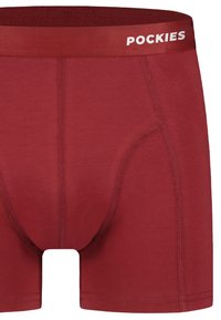 Boxer rojo con textura suave, con una cinturilla elástica ancha etiquetada con "POCKIES" en blanco. Diseño sin costuras para mayor comodidad.