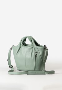 Borsa a tracolla in morbida pelle verde con manici corti e tracolla regolabile, dotata di una tasca frontale con zip e texture a pallini.