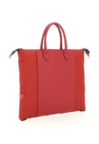 Borsa a mano rossa con una combinazione di materiali lisci e testurizzati, forma rettangolare, doppio manico e dettagli hardware in tonalità argento.