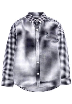Chemise à manches longues avec boutons, motif à carreaux bleu marine et blanc, col boutonné, et petit homard bleu marine brodé sur la poitrine gauche.