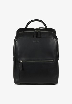 Zwarte leren rugzak met een bovenhandvat, twee ritssluitingen en een subtiel geperst merkembleem op het voorpaneel.