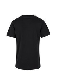Juodas medvilninis trumpomis rankovėmis T-shirt, apvaliu iškirpimu ir lygiu paviršiumi. Nėra matomų logotipų ar raštų, paprastas dizainas.