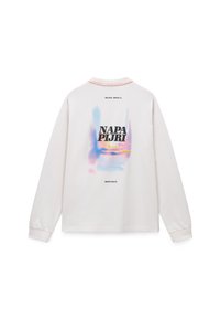 Λευκό μακρυμάνικο πουκάμισο με στρογγυλή λαιμόκοψη. Η πλάτη διαθέτει πολύχρωμο σχέδιο με διαβάθμιση και μαύρο κείμενο που αναγράφει "NAPA Pijri" και "SLOW DOWN."