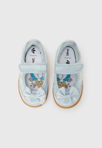 Světle modré boty pro batolata s mašličkami, suchými zipy, hnědými podrážkami a potiskem Popelky na stélkách, na bílém pozadí.