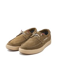 Pantofi din suede maro cu talpă din cauciuc bej, având cusături decorative și șireturi gri, proiectați pentru uz casual.