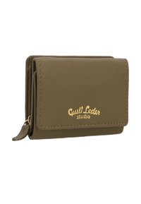 Cartera de cuero verde oliva con acabado texturizado, logo dorado en relieve, cierre con cremallera y diseño desplegable para el almacenamiento de tarjetas y monedas.