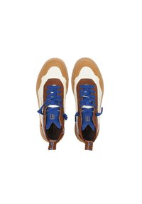 Baskets montantes avec un extérieur en cuir beige et marron, lacées de bleu et dotées de semelles en caoutchouc texturé. Comprend des languettes de traction à l'arrière.