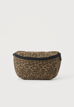 Kleine braune Bauchtasche mit schwarzem Reißverschluss und dunklem Leopardenmuster auf hellem einfarbigem Hintergrund.