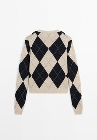 Beige en zwart argyle patroon trui met lange mouwen, geribbelde manchetten en zoom, plat weergegeven tegen een witte achtergrond.