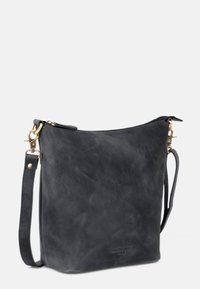 Schwarze Leder-Schultertasche mit glatter Textur, Reißverschluss, verstellbarem Trageriemen und Beschlägen in goldfarbener Ausführung. Logo geprägt auf der Vorderseite.