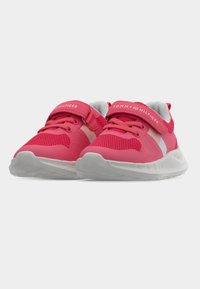 Ροζ αθλητικά παπούτσια με επάνω μέρος από δίχτυ, λευκές λεπτομέρειες, ρυθμιζόμενο λουράκι και μαλακή σόλα. Διαθέτουν λογότυπο στο λουράκι και στο πλάι.