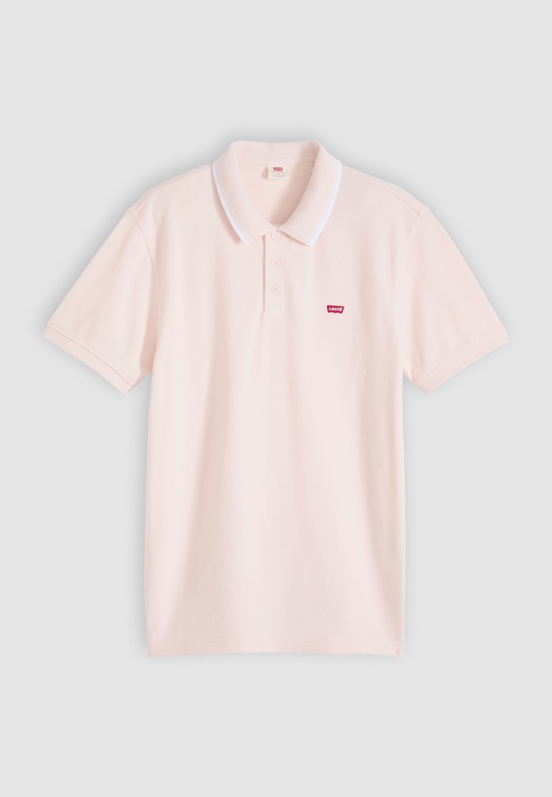 Polo rose clair à manches courtes avec bordure blanche au col, trois boutons et petit petit logo rouge Levi's sur la poitrine gauche.