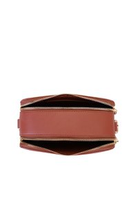 Braune Leder-Reißverschlusstasche mit zwei Fächern, goldfarbenen Beschlägen, flachem Profil und glatter Textur. Verfügt über Nähte an den Rändern.