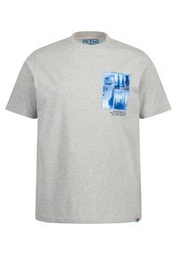 Camiseta de algodón gris con cuello redondo y mangas cortas. Presenta un estampado gráfico azul en la parte superior izquierda del pecho con texto.