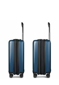 Dos maletas duras azules lado a lado, con las asas telescópicas extendidas y cuatro ruedas giratorias cada una, contra un fondo blanco.