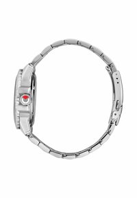 Orologio da polso in acciaio inox argentato con cinturino a maglie, caratterizzato da una cassa rotonda e un accento rosso sulla corona. Finitura liscia e superficie lucida.