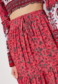 Apricot SARASA FLORAL - Falda larga - red