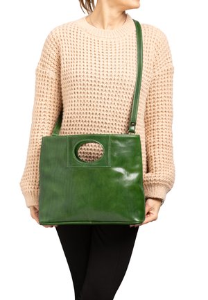 Borsa a tracolla verde in pelle con finitura lucida, forma rettangolare, manico superiore a taglio e tracolla staccabile.