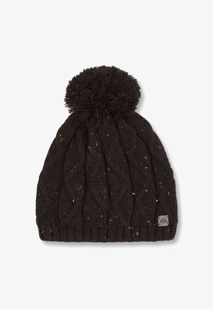 Strikket sort hue med kabelmønster, der har en struktureret overflade, farverige pletter og en pom-pom på toppen. Logoet er syet på siden.