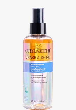 Curlsmith Shake & Shine Curl Refreshing Mist in un flacone spray trasparente, dotato di un erogatore nero, etichetta iridescente e dettagli blu.